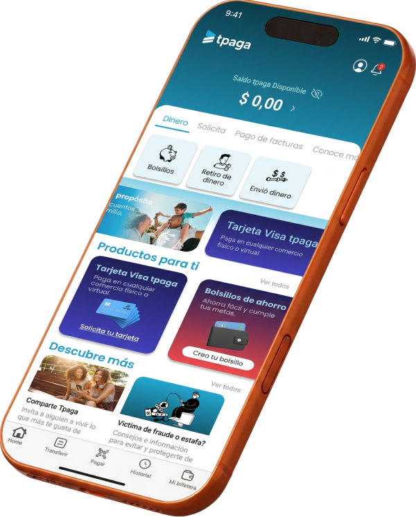 Celular inclinado con marco naranja que muestra la billetera tpaga: saldo disponible, envío y retiro de dinero, pago de facturas, tarjeta Visa, bolsillos de ahorro y navegación para transferir, pagar y consultar la billetera.